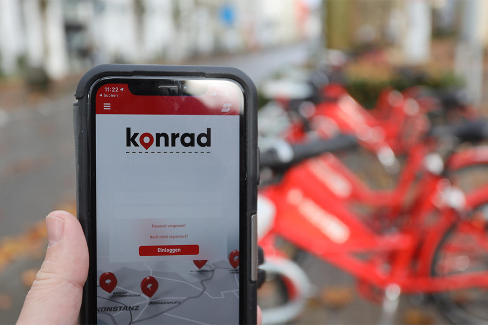 Handy an Fahrradmietstation zeigt die Konrad-App