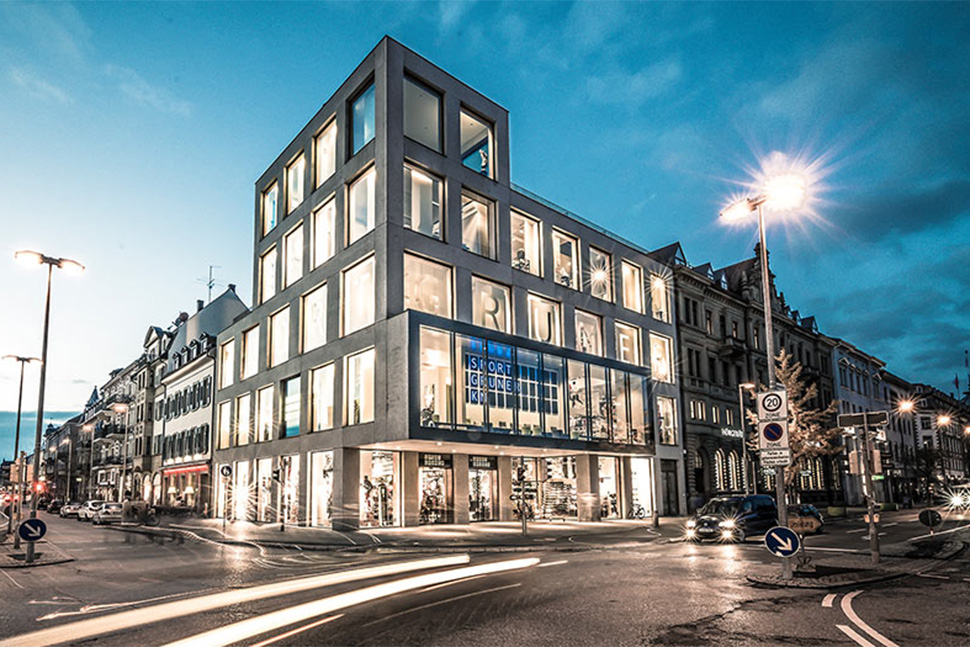 Abendansicht Straßenkreuzung bei Sport Gruner in Konstanz