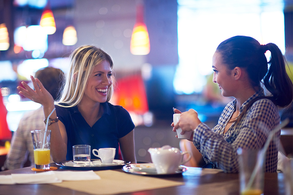 Zwei Frauen im Gespräch im Café